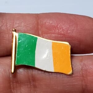 Vintage Ireland Irish Paper Flag Gold Tone Aluminum Pin Hong Kong